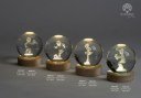 Bomboniera Globo sportivo 6 cm., 8 cm. in cristallo e legno, con luce a LED, per eventi, codice 21920, 21921, 21922, 21923, 21924, 21925. Disponibile con soggetto calciatore, cestista e pallavolista, con gift box inclusa - Bomboniere Cupido Trapani.